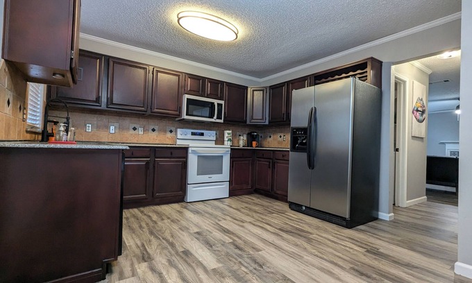 Cedar Hill House | 5BR/2.5BA Colonial Home Near AT&T and Globe Life