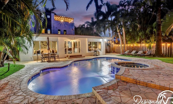Royal Poinciana House | 5BR Fun Zone: Pool, Rooftop, Games & Beach Nearby!