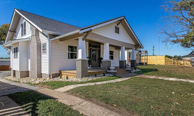 Knoxville House | 5BR Happy Holler Home >3 min to Downtown + Deck