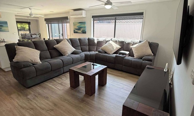 Mount Clear House | 5BR Mount Clear Manor - Sleep Up To 10 Guests!