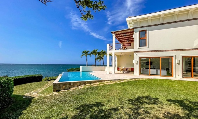 Pristine Bay Villa | 5BR Oceanfront Villa at Las Verandas