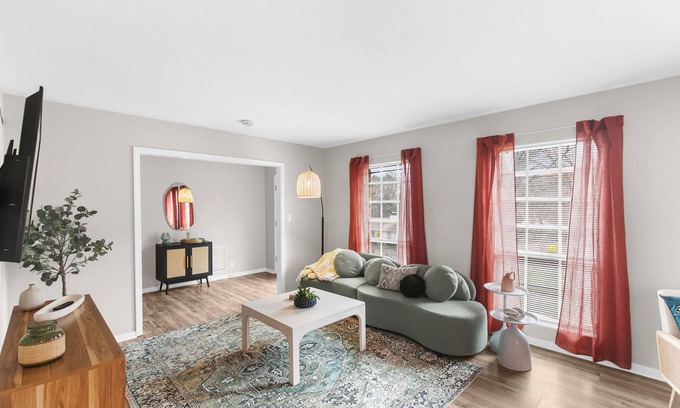 Glen Iris House | 5br Retreat: 4mins to UA - BBQ - Firepit - Games