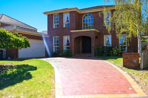 Glen Waverley House | 5BR Spacious Convenient Home in Central Glen