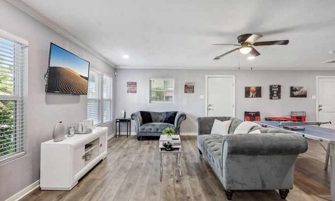 MacGregor House | 5BR w/Gameroom & 1K WiFi - Med Ctr, Downtown, NRG - Sleeps 15