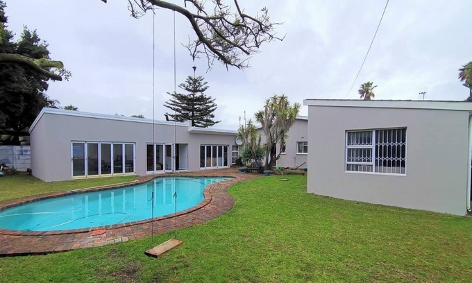 Cape Town Cottage | 5hrs back up power, Aircon, Uncapped & unlimted WIFI,5km from Blouberg beach.