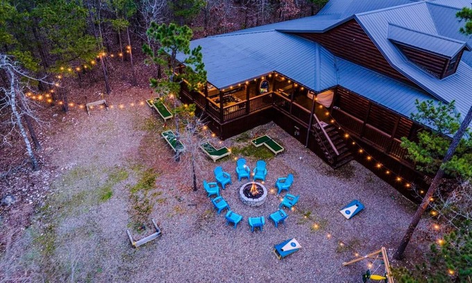 Hochatown Cabin | 5Kings | Pool Table, Shuffleboard, Playset, Putt Putt | 2min to New Casino!