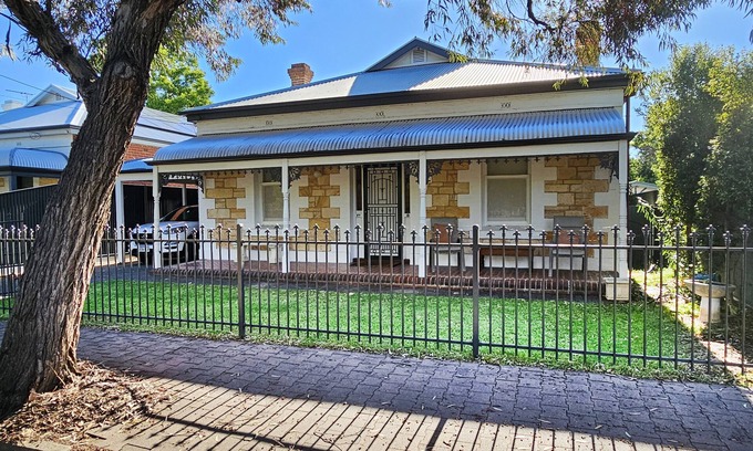 Unley House | 5min CBD Park setting, Walk to shops Glorious cafes and Transport 3bed 2bath