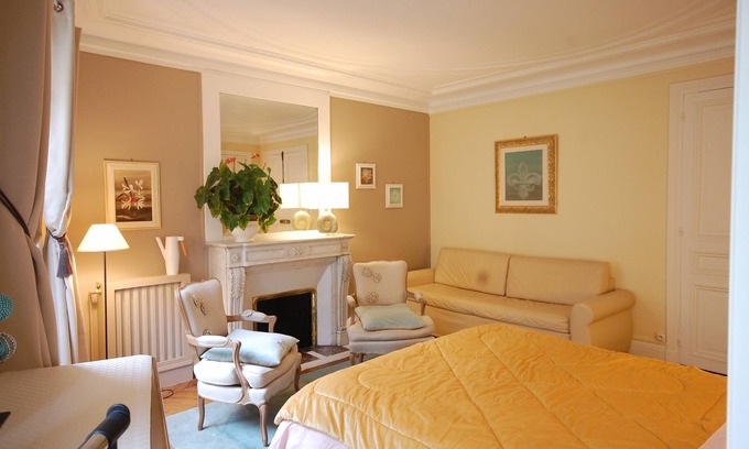8th Arrondissement Apartment | 5mn to Champs Elysées, 1077sq.f apartment, 02 bedrooms, 02 BR, 02 WC, elevator