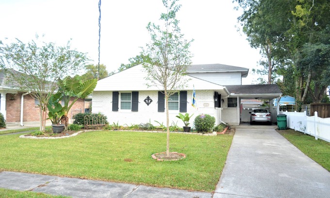 Bonnabel Place House | 6.4 miles to N.O. Superdome FrenchQuarter 5 BR 2 1/2 BA Sleeps 10 n