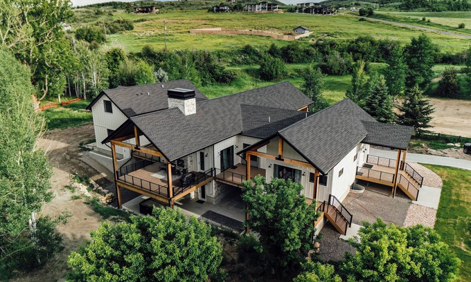 Huntsville House | 6/7 Ski house, IKON, Snowbasin, Powder mtn, Hot Tub, sleeps up to 21