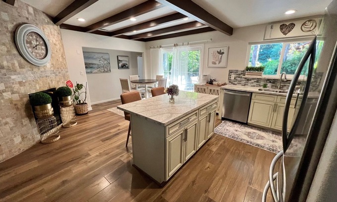 Chico House | 6 bd, 3 bath, Sleep 14+, AC, Very Clean, Luxury, spacious, kid friendly, WiFi