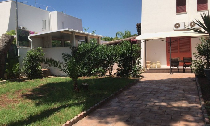 Fontanelle Villa | 6 bed cottage with barbecue garden and parking space 100 meters from the sea