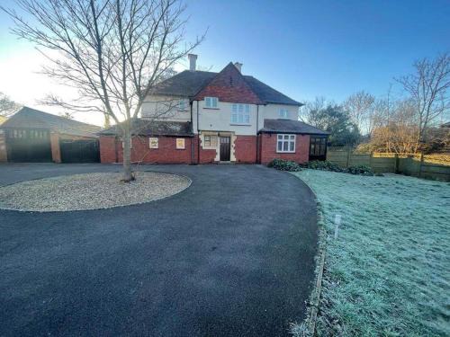 Severn Beach House | 6 Bed-Sleeps 10-Gym-HotTub-Garden-Parking
