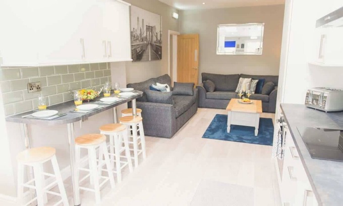 Tamworth House | 6 bed Town Centre House ALL with EN-Suite Tamworth