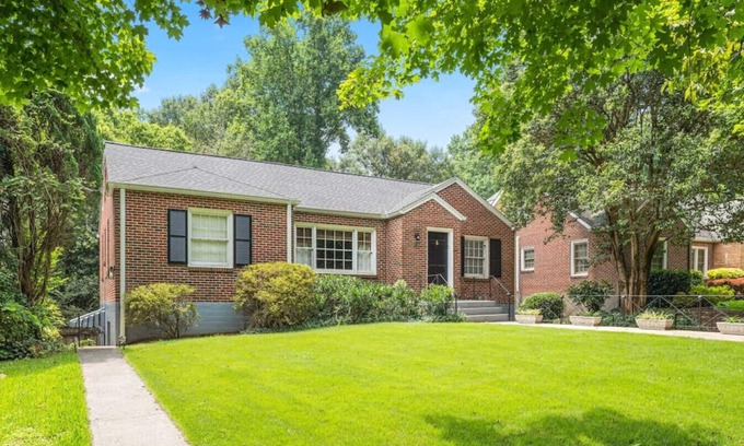 Atlanta House | 6 Bedroom Family Home Near Emory & CDC