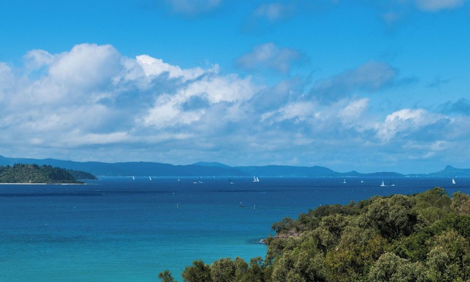 Shute Harbour House | 6 Bedroom Holiday Home with Private Pool and Ocean Views. Sleeps 16!