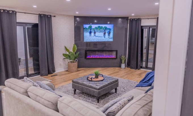 Oro-Medonte House | 6-Bedroom Modern Escape in Horseshoe-Pool+Hot tub