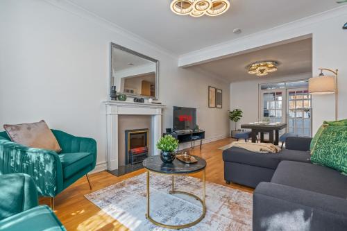 Perivale House | 6 Bedroom Perivale Haven - Pool Table - Parking