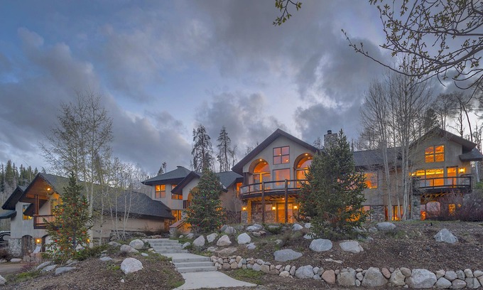 Silverthorne House | 6-bedroom vacation home 19 minutes from Keystone Ski Resort