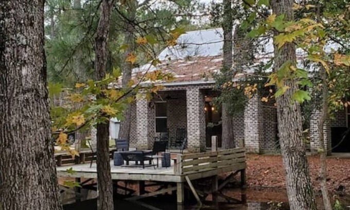 Charleston County House | 6-Bedroom Woodlands Retreat with Indoor Fireplace