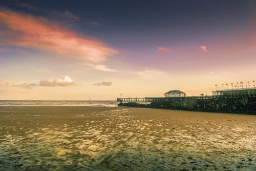Clacton-on-Sea Other | 6 Berth Caravan For Hire At Seawick Holiday Park By The Beach Ref 27431Sw