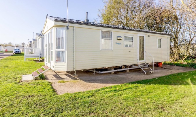 Hopton House | 6 berth caravan for hire at Broadland Sands Holiday Park in Suffolk ref 20329BS