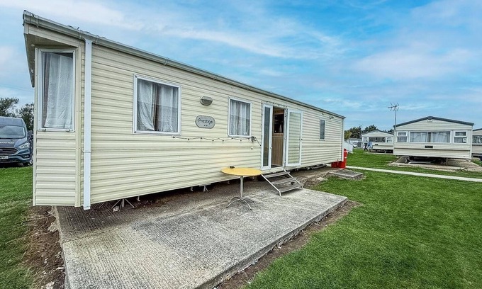 Clacton-on-Sea House | 6 berth caravan for hire at St Osyths Holiday Park in Essex ref 28099GC