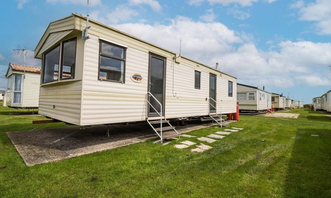 Clacton-on-Sea House | 6 berth caravan for hire with free WiFi at St Osyths Holiday Park ref 28012FV