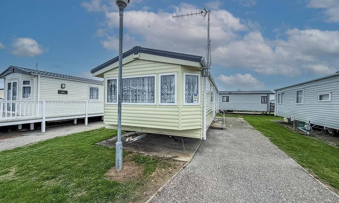 Clacton-on-Sea House | 6 berth caravan for hire at Seawick Holiday Park by the beach ref 27431SW