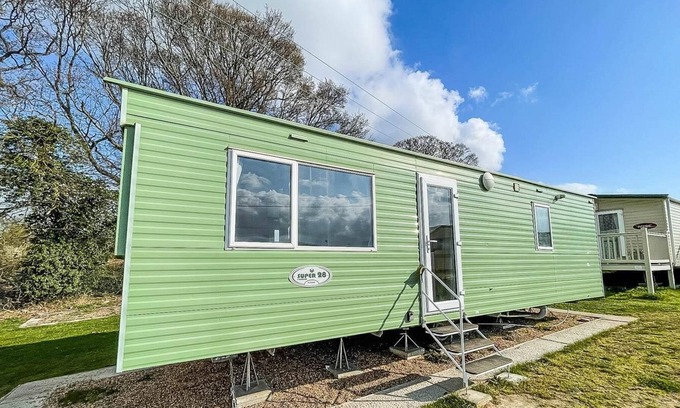 Clacton-on-Sea House | 6 berth caravan for hire at Valley Farm Holiday Park in Essex ref 46359V
