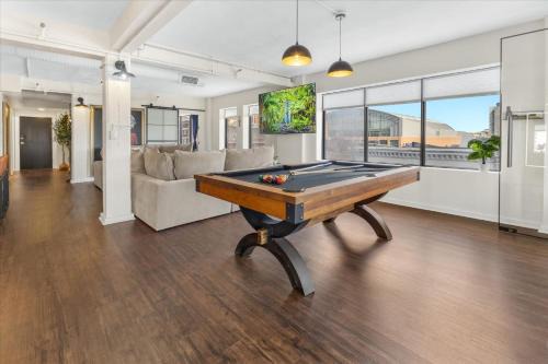 Wholesale District Apartment | 6 BR Condo in the Heart of Indy - 3 blocks to ICC