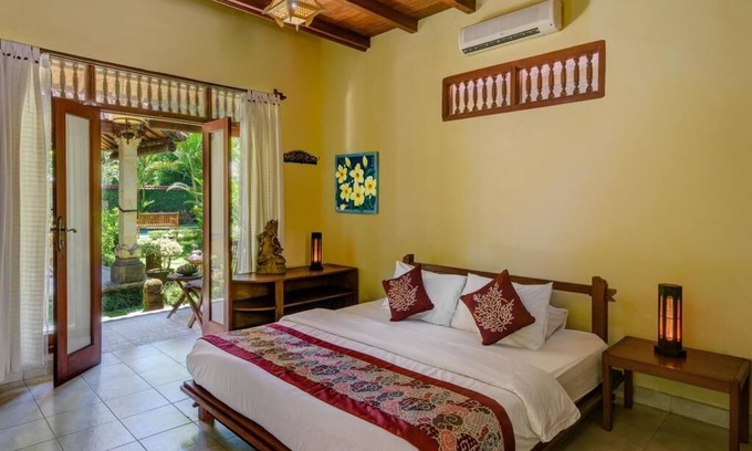 Lodtunduh Villa | 6-BR Surrounded By Stunning Garden Inclusive Breakfast for 12 Person.