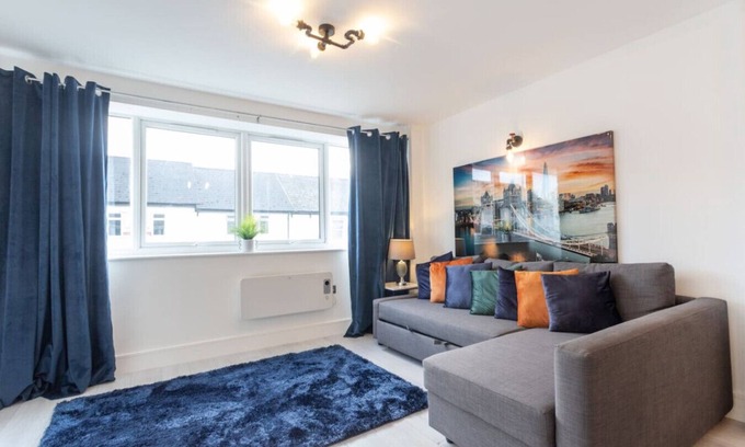 Swindon Apartment | 6 Comm Road Apps *Long Stay*Sleeps 2*1BR Apart