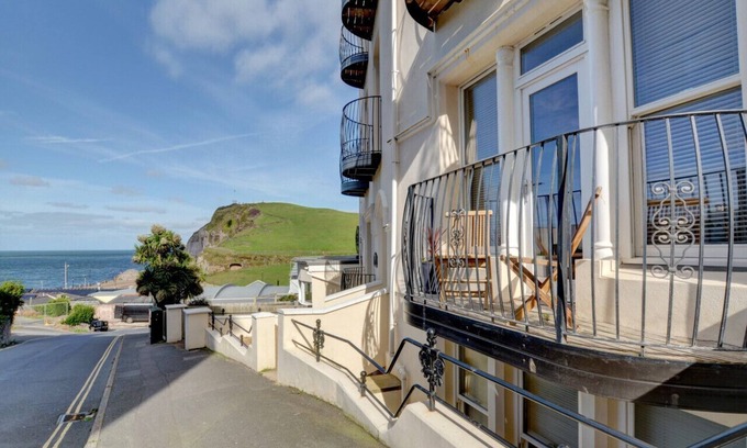 Hele Apartment | 6 Cove View - Three Bedroom Apartment, Sleeps 5