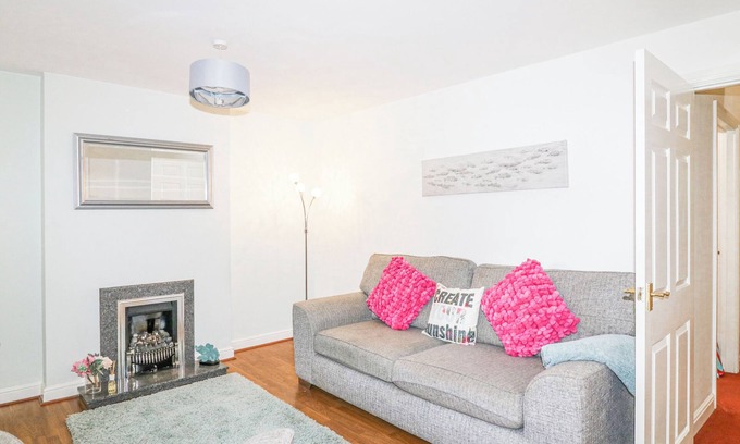 Bamford Cottage | 6 FIDLERS CLOSE, with open fire in Bamford
