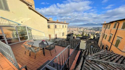 Spoleto Apartment | 6 guests apt with terrace in pedestrian historic centre of Spoleto