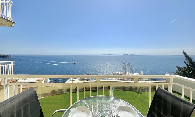 Almadraba-Canyelles Apartment | 6. Incredible views of the Bay of Roses, garden and community pool.