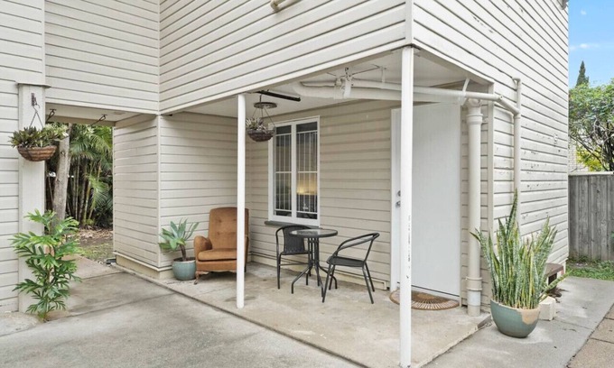 Greenslopes House | 6 Min to CBD Self-Contained Studio