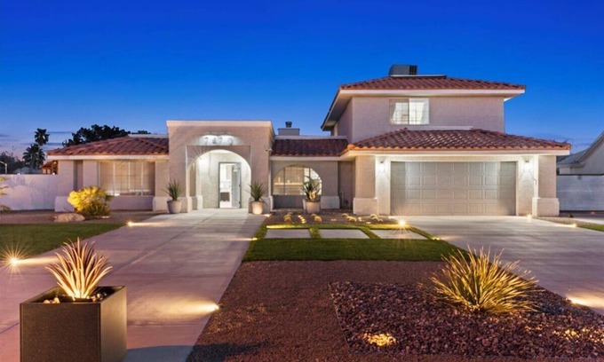Enterprise House | 6 Mins from Strip/Airport! RVParking! Pool/Pickleball! FamiliesWelcomed!