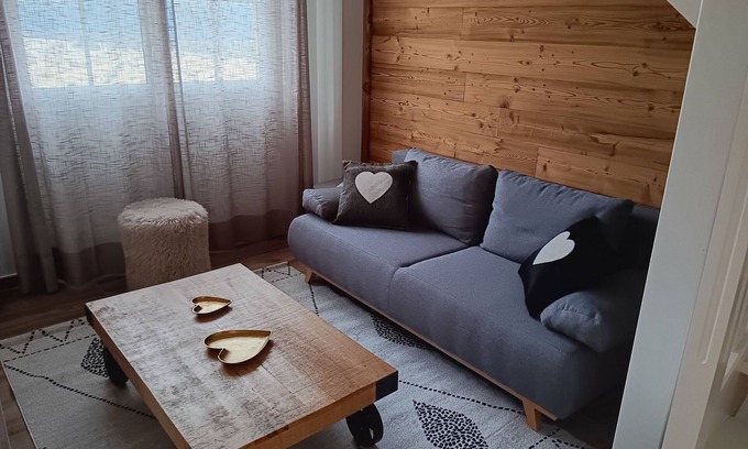 Les Angles Ski Chalet | 6-person chalet 200 meters from the ski slopes, garage and terrace with view of Lake Matemale