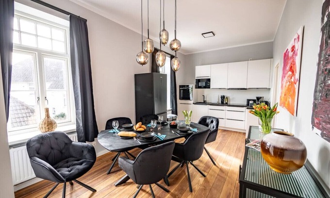 Brunsbuttel Apartment | 6 rooms 5 bedrooms 2 bathrooms- close to the city center top renovated