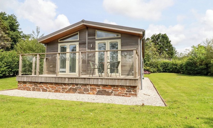 Dobwalls Cottage | 6 SOUTHERN PLACE, character holiday cottage, with hot tub in Dobwalls