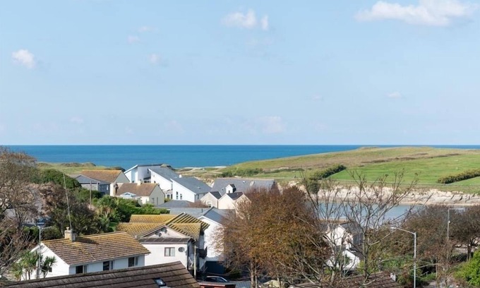 Porth House | 6 The Strand sleeps 8 guests, footsteps from Porth beach