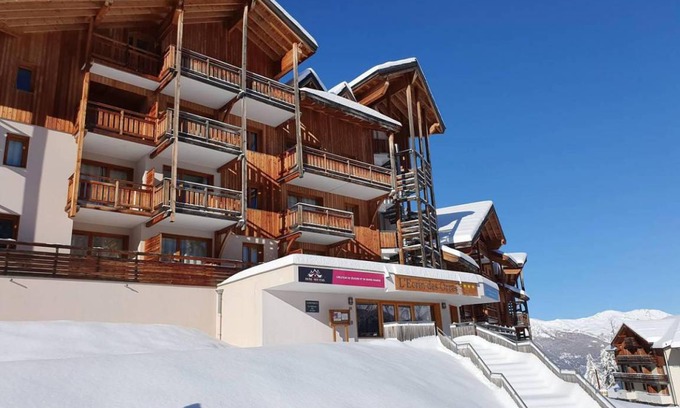 Les Orres Apartment | 60m from ski slopes, 6th floor, view valley, fitness, swimming pool, balcony, ski locker, 33m²