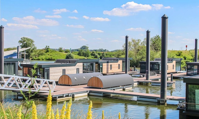 Ohe en Laak Boat Rental | 64 m² Houseboat ∙ 2 bedrooms ∙ 4 guests