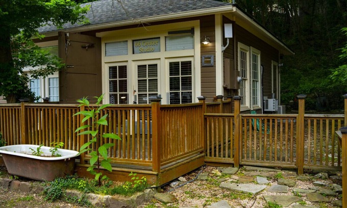Eureka Springs Historic District House | 66 Center - The Studio