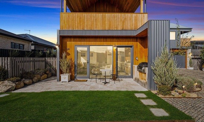 Jindabyne Apartment | 6A Alice - Brand New Studio l Bath l Smart TV l WiFi l BBQ