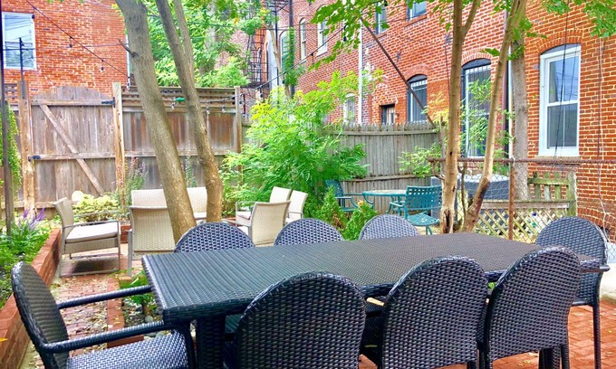 Shaw House | 6BD/3BA Convention Center Row House w/ Large Patio ~ Walk Everywhere ~ Sleeps 18