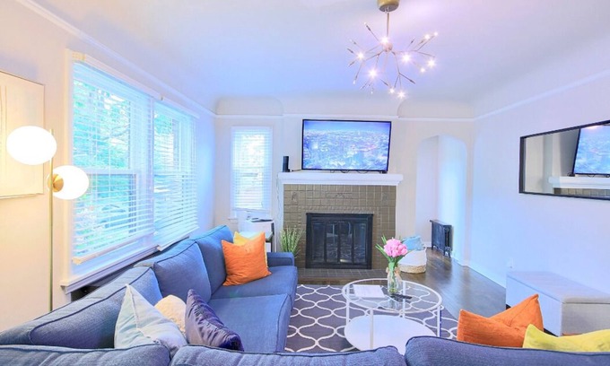 Wallingford House | 6BR/3BA Wallingford gem, minutes to downtown!