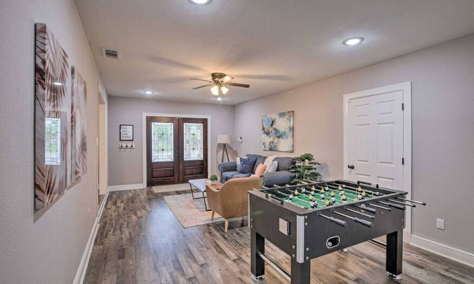 Southeast Houston House | 6BR Family-Friendly - Foosball, Pool & Ping-Pong